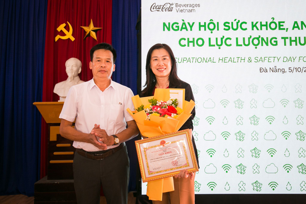 The workshop provided complimentary health assessments for the participants. Karen So, Managing Director of Swire Coca-Cola, received a Certificate of Merit from the local government in recognition of Coca-Cola Vietnam&rsquo;s contributions to community support.