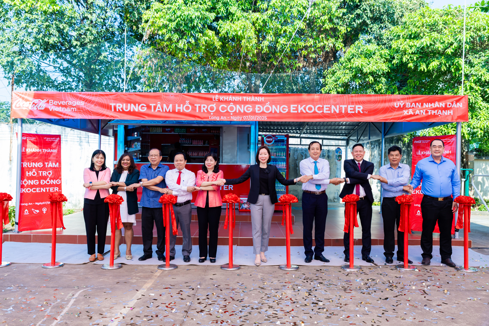 The opening ceremony of the newest EkoCenter in Long An, Vietnam. 