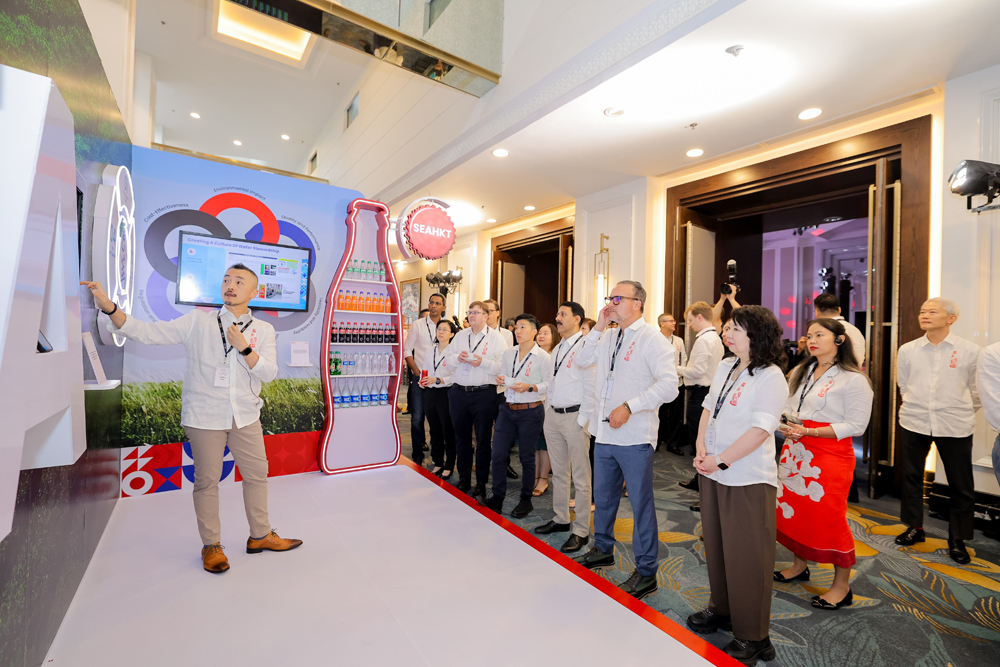 Market leaders exchange best practices through presentations and exhibition booths.