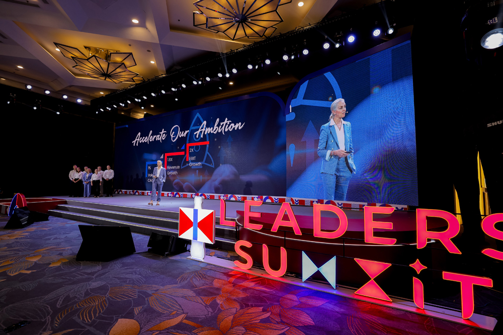 Market leaders exchange best practices through presentations and exhibition booths.