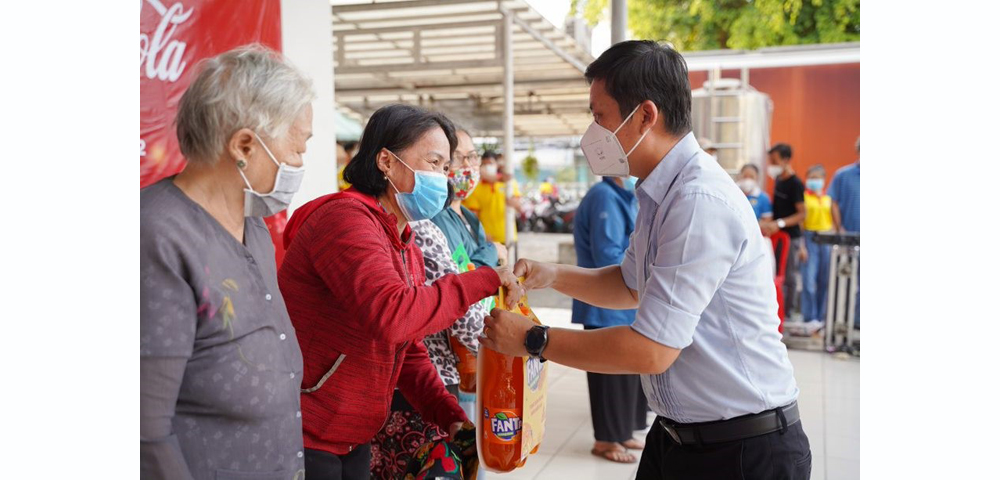 New Year gift boxes were delivered to those in need in various communities in Vietnam.