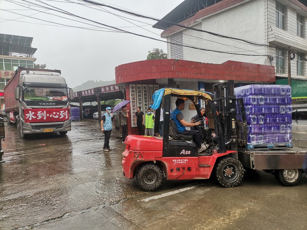 Approximately 250,000 bottles of drinking water were distributed, benefiting nearly 30,000 people.
